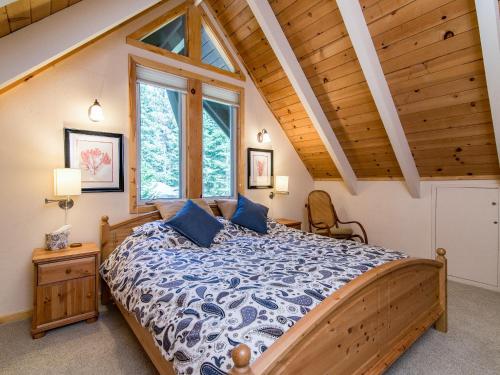 Cabin in the Woods — 4-Star Luxury Hotel in Tahoma, United States