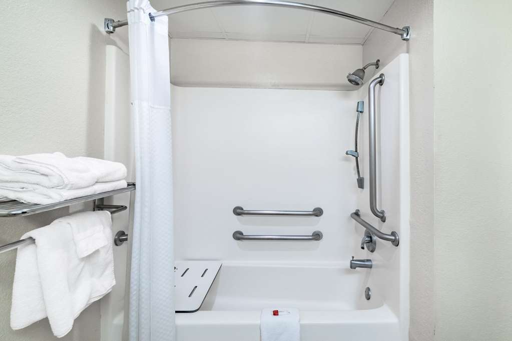 Red Roof Inn & Suites Hinesville - photo 22