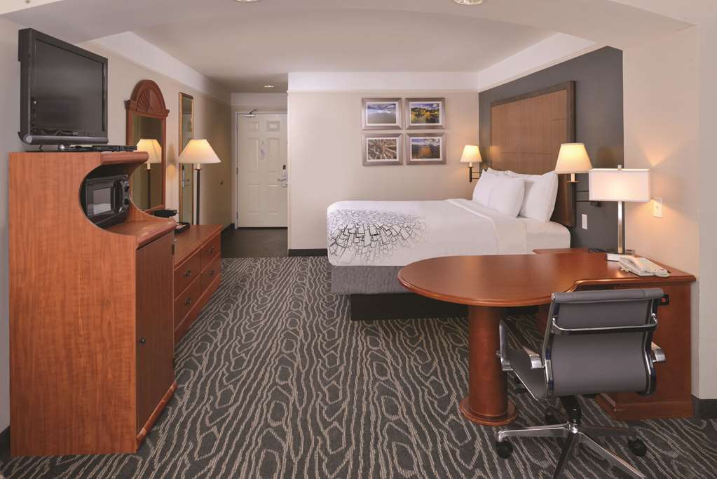 La Quinta Inn & Suites by Wyndham Ruidoso Downs - photo 16