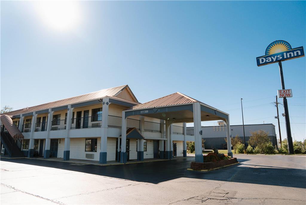 Days Inn by Wyndham Monroe LA - carbon neutral hotel in Monroe
