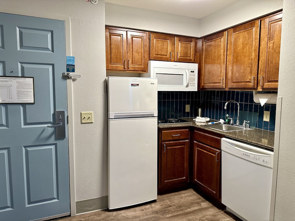 Staybridge Suites Milwaukee West Oconomowoc by IHG - photo 24