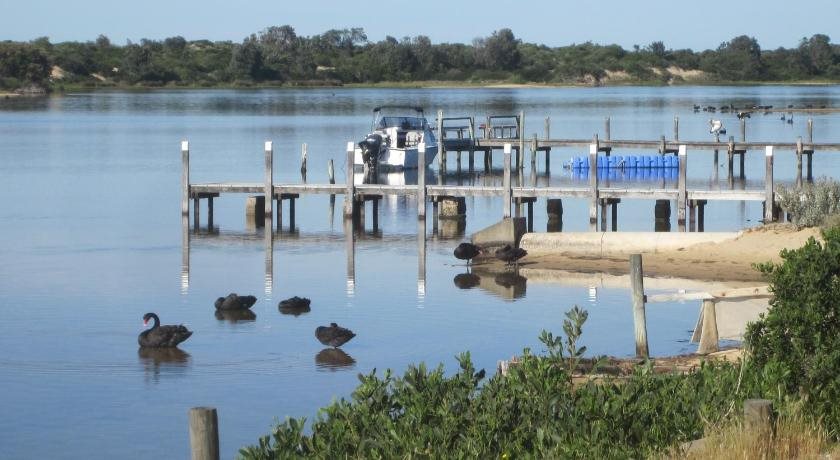 Lakes Waterfront Motel & Holiday Cottages - carbon neutral hotel in Lakes Entrance