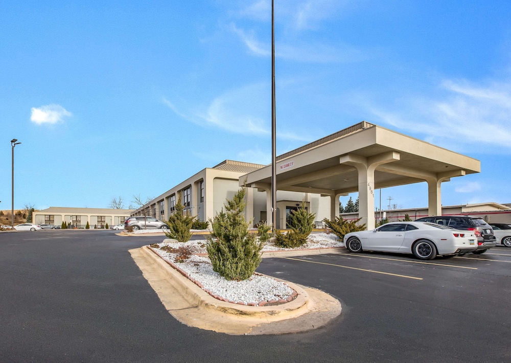 Clarion Inn & Suites Grand Rapids Airport - photo 81