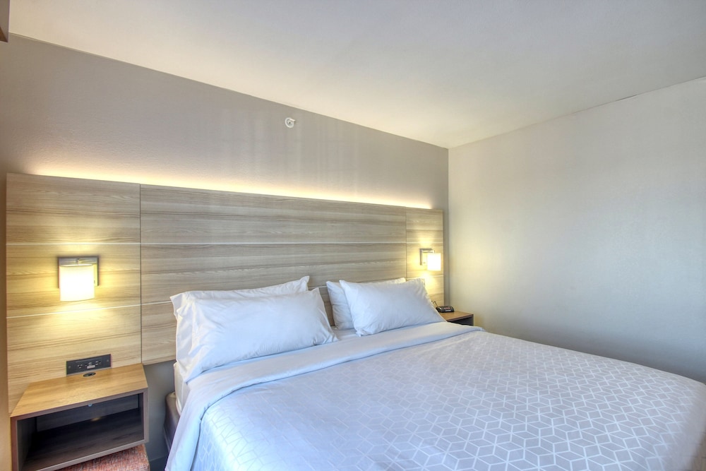 Holiday Inn Express Hotel & Suites Milwaukee Airport by IHG - photo 48
