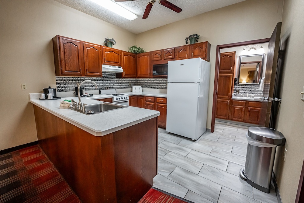 Christopher Inn and Suites - photo 10