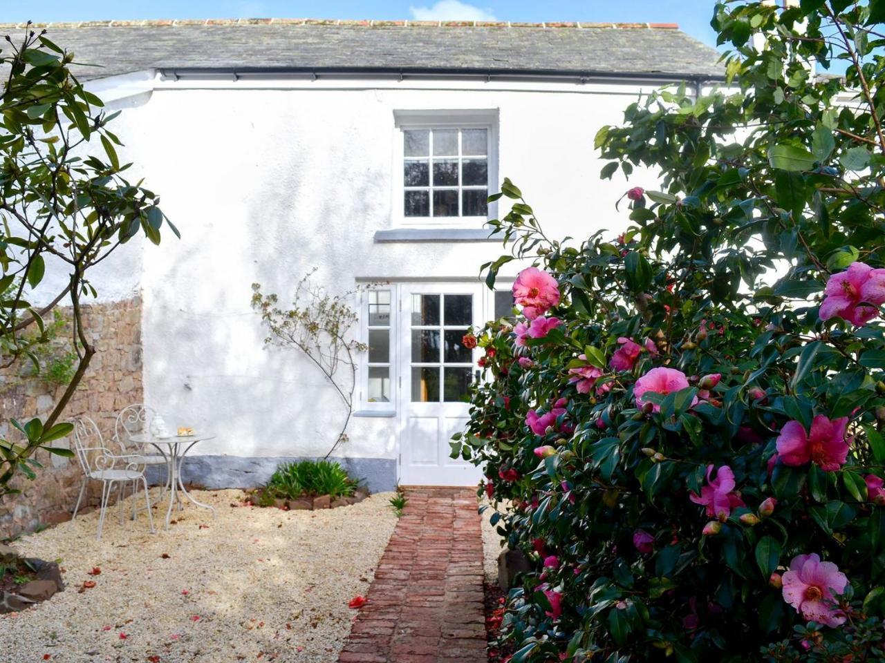 Manor Cottage — 5-Star Luxury Hotel in Bow, United Kingdom