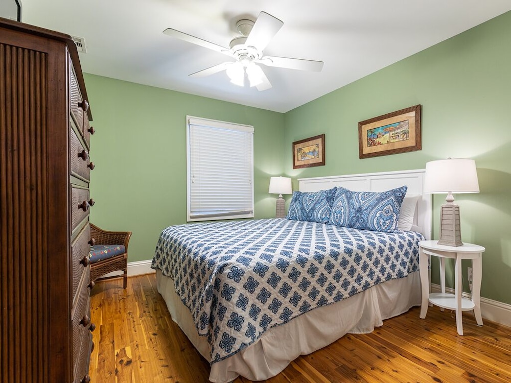 5 Oclock Somewhere by Tybee Vacation Rentals — 4-Star Luxury Hotel in Tybee Island, United States