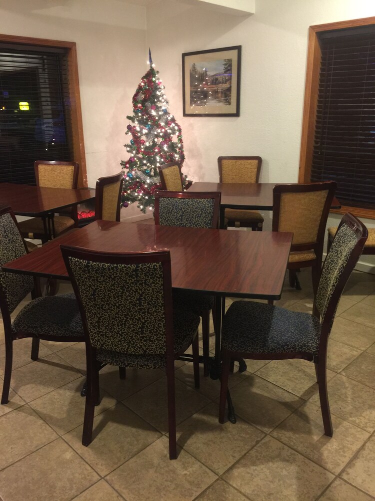 Econo Lodge - photo 19