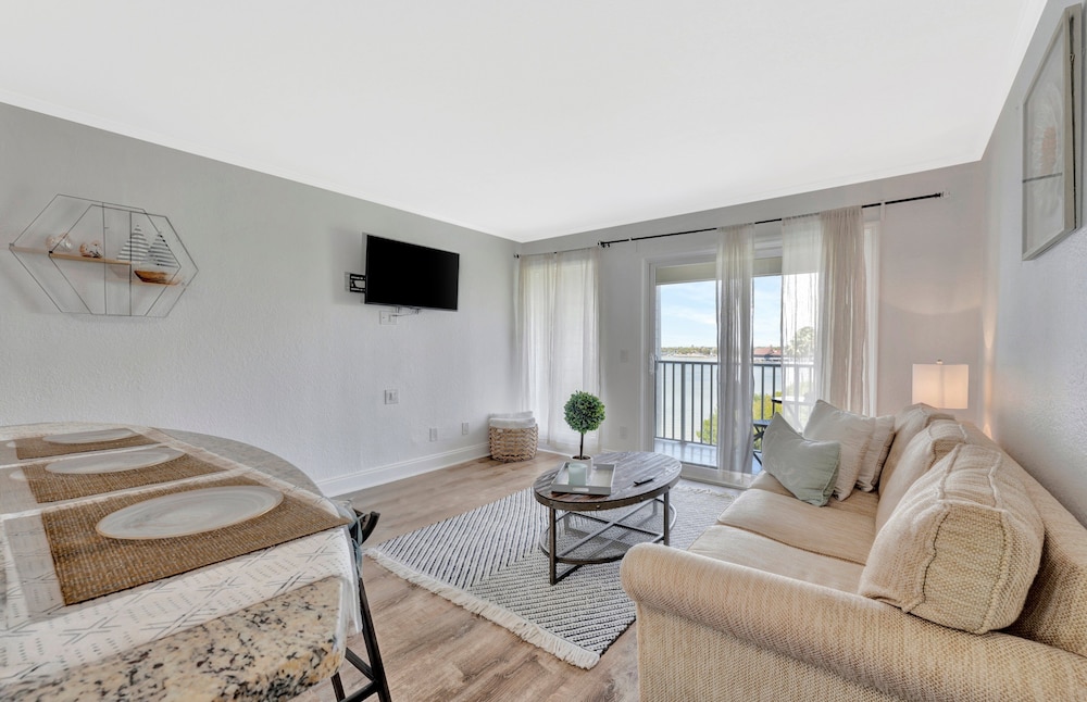 Seaside Luxury Oasis with balcony - photo 14