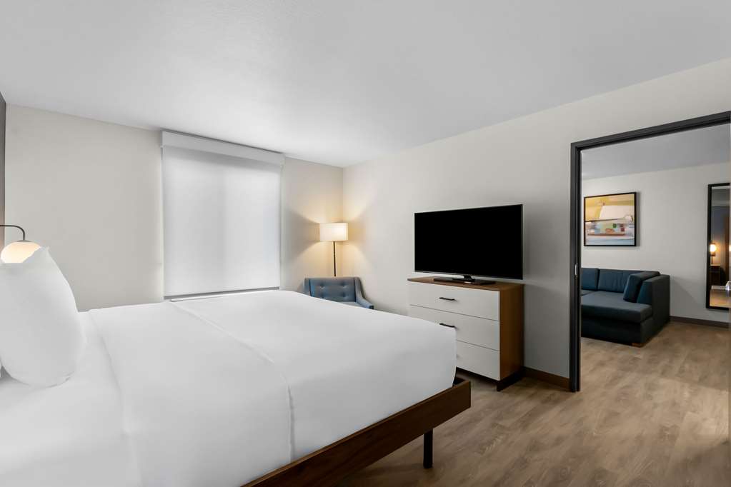 Everhome Suites Glendale Sports Entertainment District - photo 29