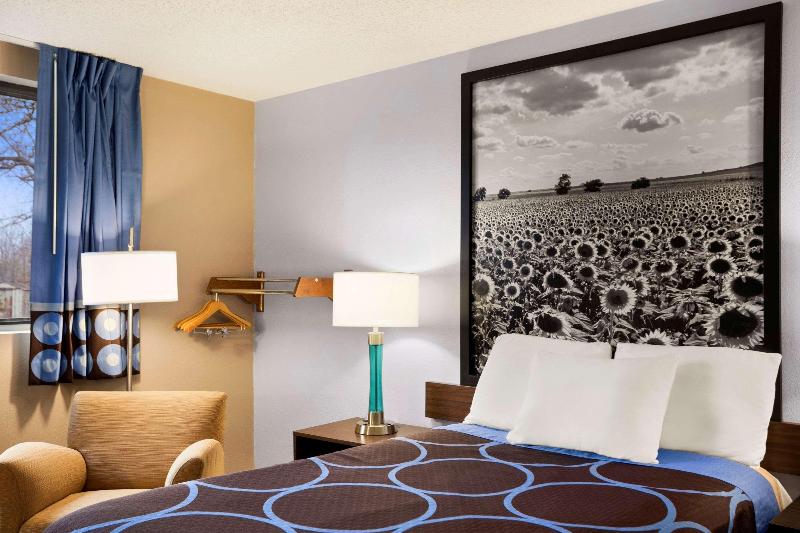 Super 8 by Wyndham Pittsburg KS - photo 9