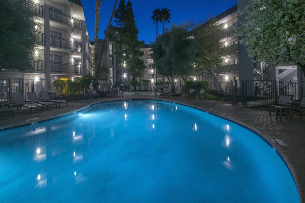 Holiday Inn & Suites Phoenix Airport North by IHG - photo 26