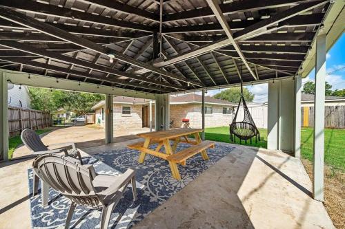 Large South Houston gem with covered patio seating — hotel in Pearland