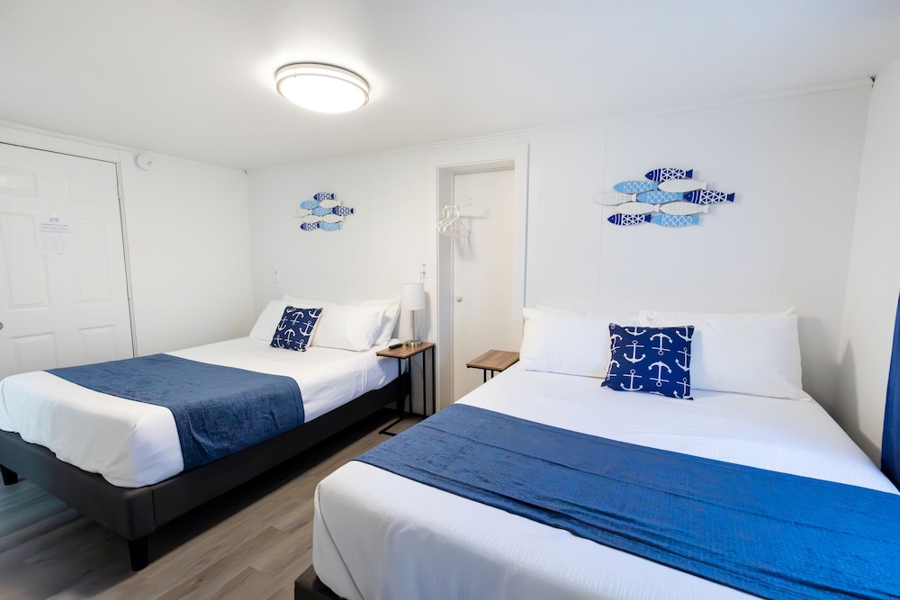Anchor Bay Inn and Suites - photo 7