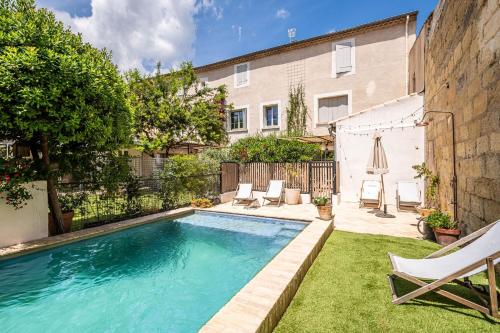 Maison 1634 Centre historique parking petit dejeuner compris climatisation piscine — 4-Star Luxury Hotel in Pezenas, France