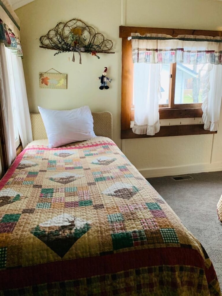 Carroll Motel & Cottages - photo 35