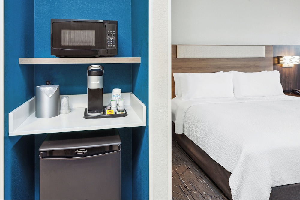 Holiday Inn Express Cleveland Airport Brookpark by IHG - photo 17