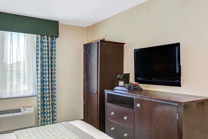 Ramada Jamaica Queens - photo 3