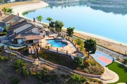 Stunning Panoramic Waterfront Pool Home Escape — 4-Star Luxury Hotel in Anaheim, United States