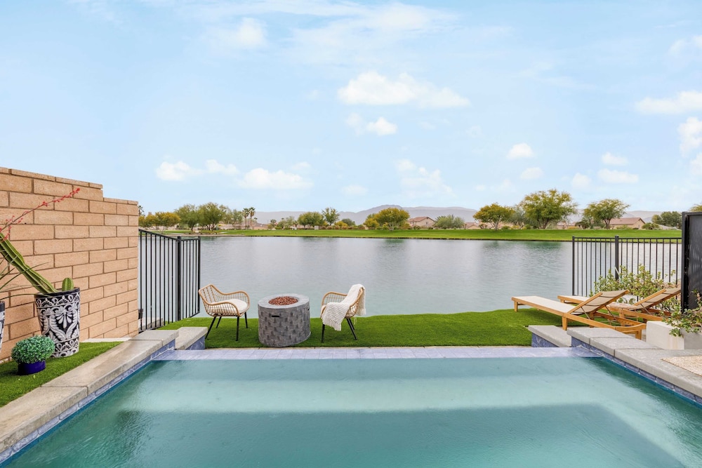 Sunburst by Avantstay Lakefront Mountain Views in Indio, United States