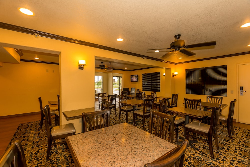 Super 8 by Wyndham Oklahoma Airport Fairgrounds West - photo 18