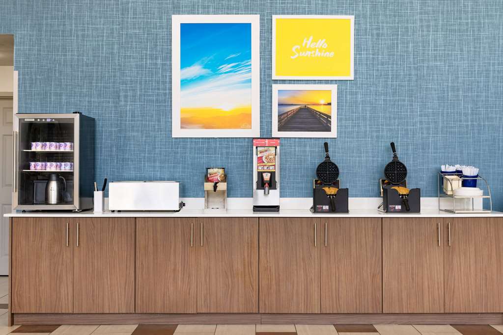 Days Inn & Suites by Wyndham Savannah Midtown - photo 12
