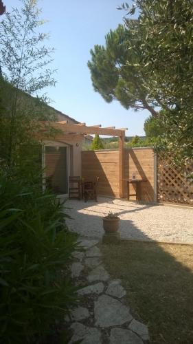 Studio Independant Avec Parking Ferme Et Securise — hotel in Ledenon