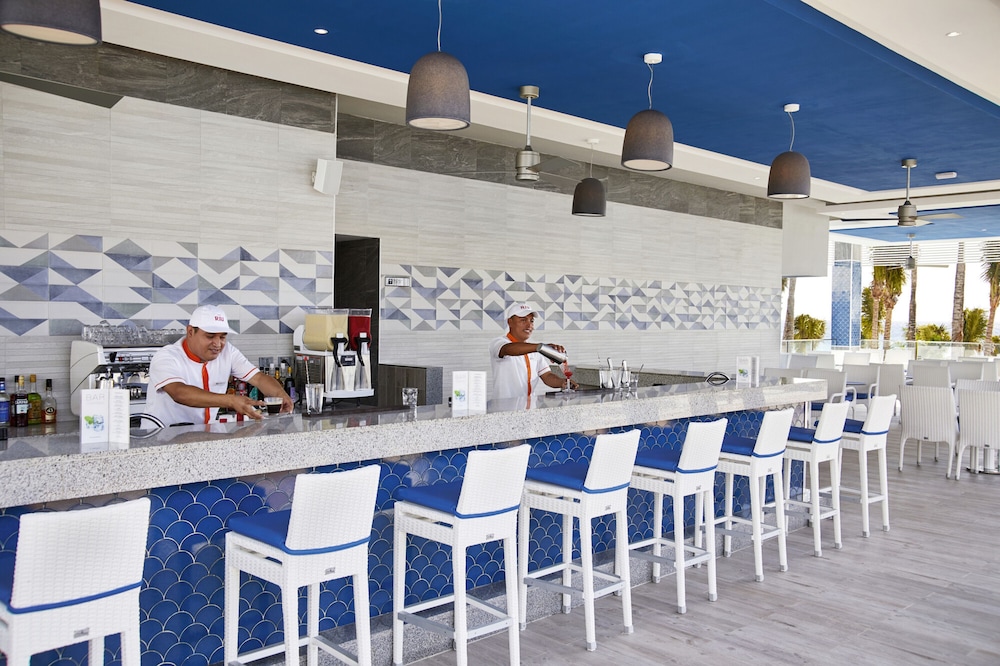 Poolside bar