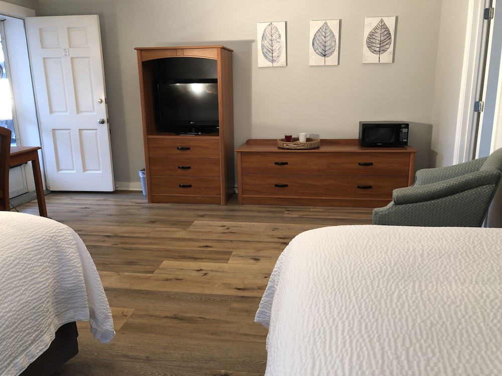 Hyannis Inn - photo 14