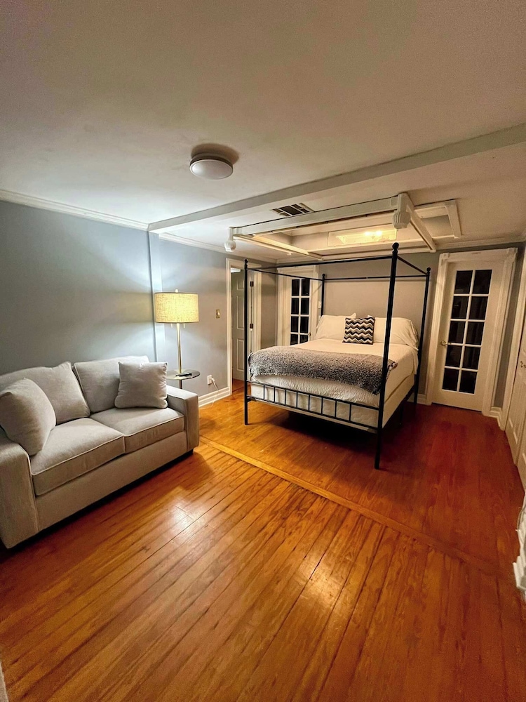 Steps From Downtown Minutes to the Airport in Lafayette, United States