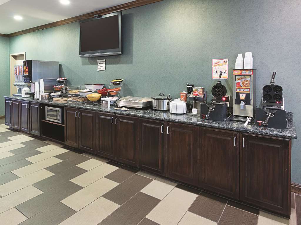 La Quinta Inn & Suites by Wyndham Glen Rose - photo 49