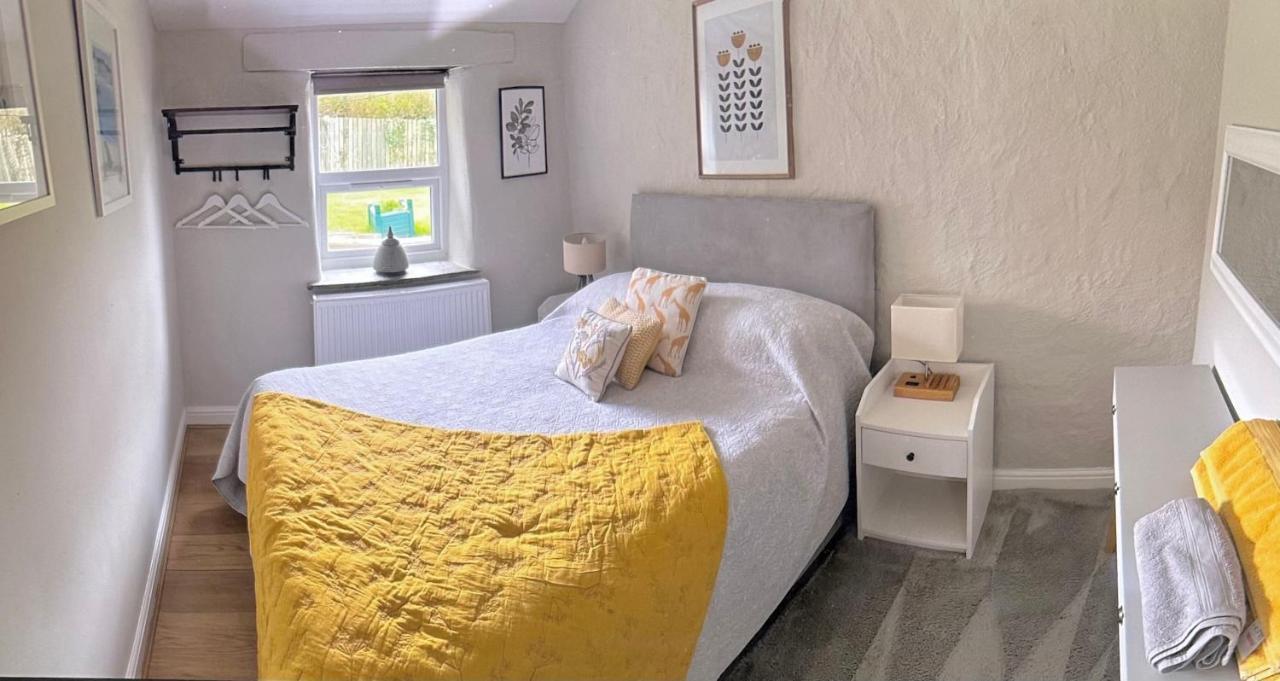 Romantic log burner Cornish Cottage private garden dogs welcome — 4-Star Luxury Hotel in Truro, United Kingdom