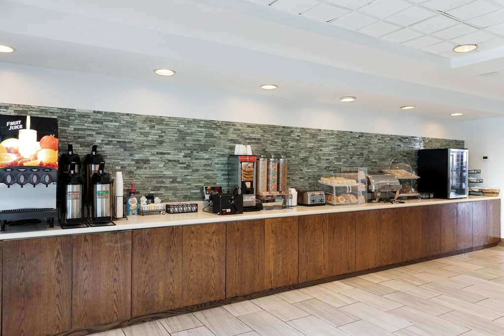La Quinta Inn & Suites by Wyndham Omaha Airport Downtown - photo 12