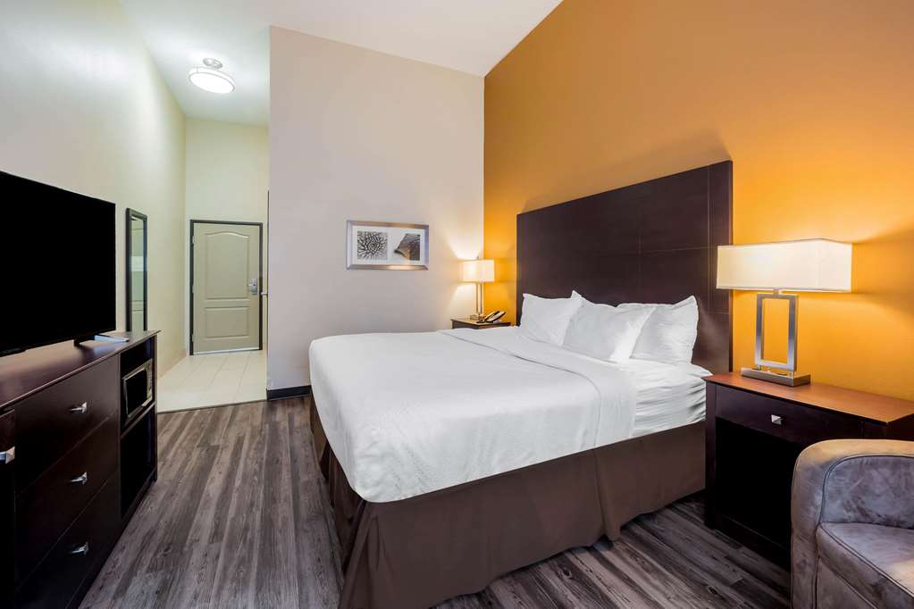 La Quinta Inn & Suites by Wyndham Marshall - photo 23