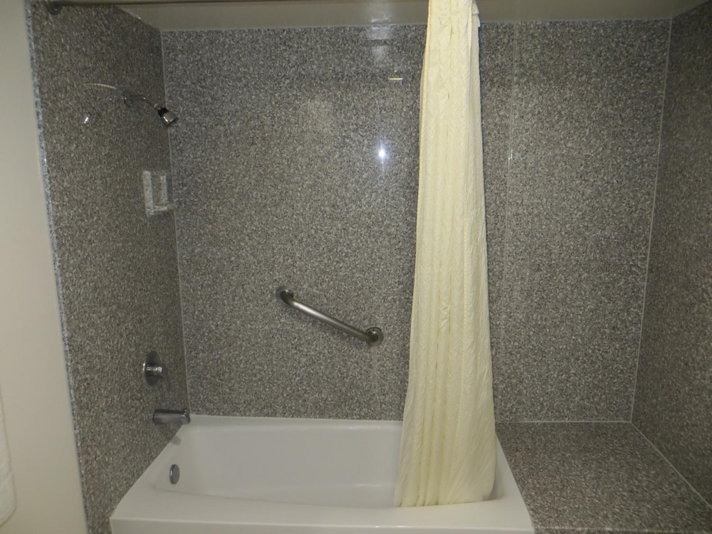 Riverside Inn & Suites - photo 36