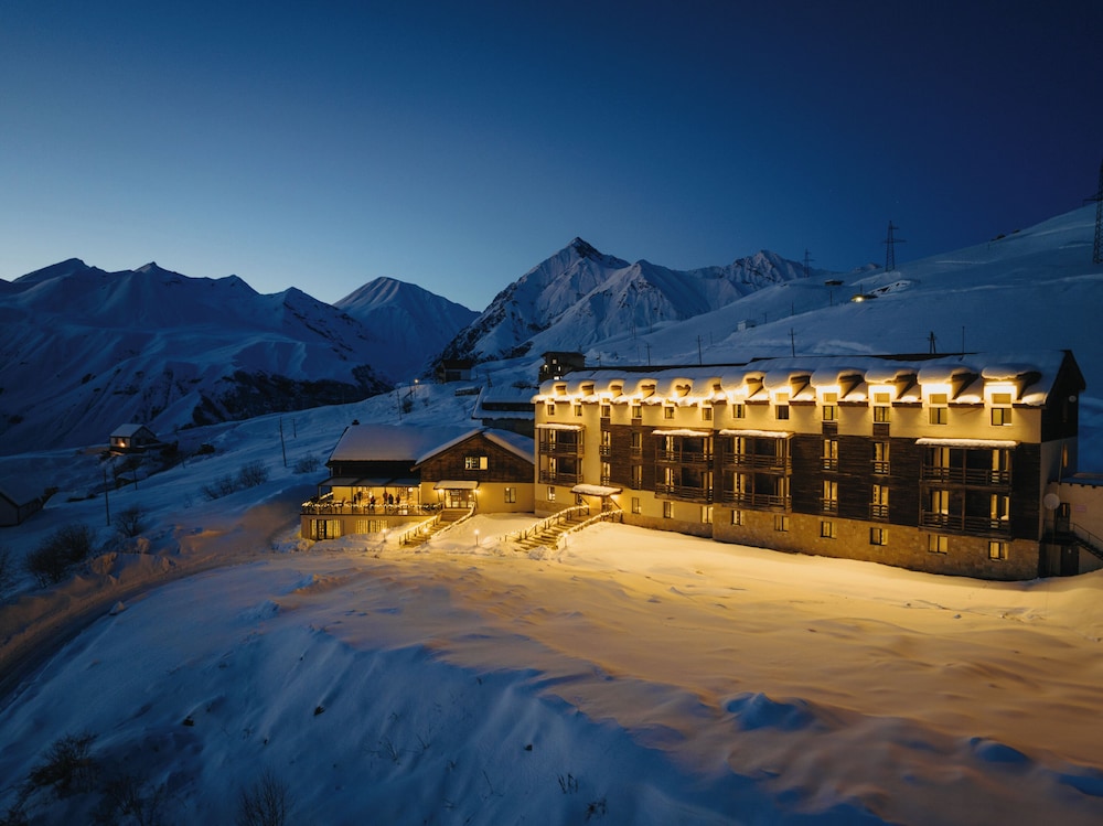 Hotel Alpina - carbon neutral hotel in Step'antsminda