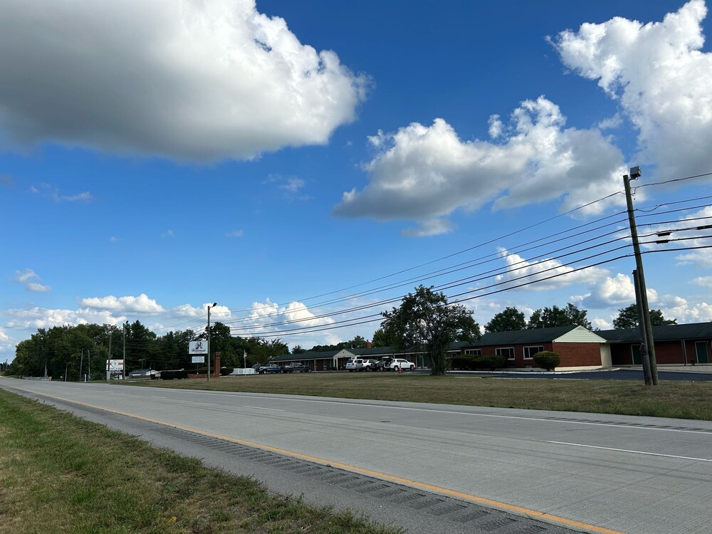 Hillcrest Motel By OYO Aurora IN Near Lawrenceburg - photo 45