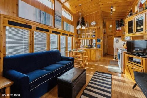 Knotty but Nice sleeps 6 one minute to lake — hotel in Three Oaks