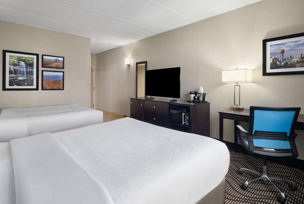 La Quinta Inn & Suites by Wyndham Knoxville Airport - photo 17