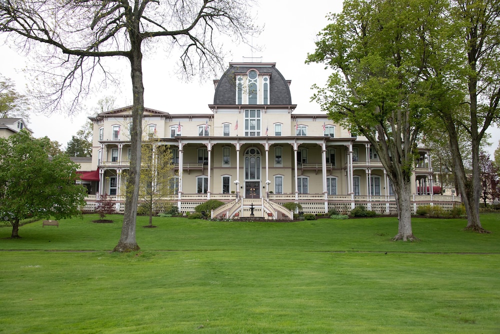 Athenaeum Hotel — hotel in Mayville