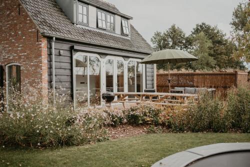 NIEUW Landelijk vakantiehuis aan zee — 4-Star Luxury Hotel in Oostkapelle, Netherlands