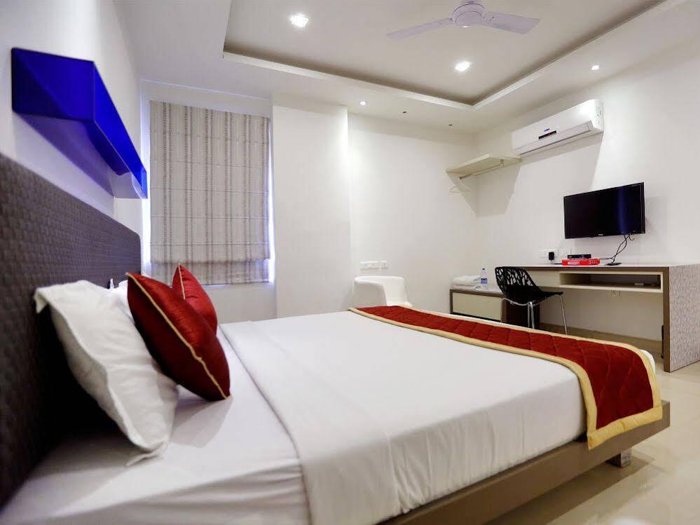 OYO Rooms Q City Gachibowli - last minute hotel in Hyderabad