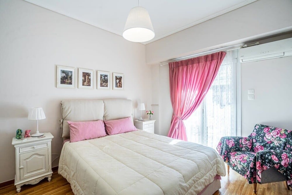 Lovely 1 Bd apt in Kalithea with Balcony — 4-Star Luxury Hotel in Kallithea, Greece
