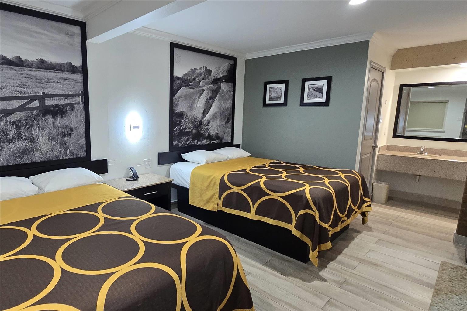 Super 8 Wyndham McAllen Downtown City Center Plaza Mall Airport - photo 9