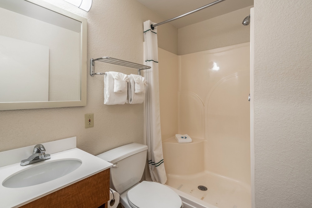 HomeTowne Studios by Red Roof Spokane Valley - photo 13