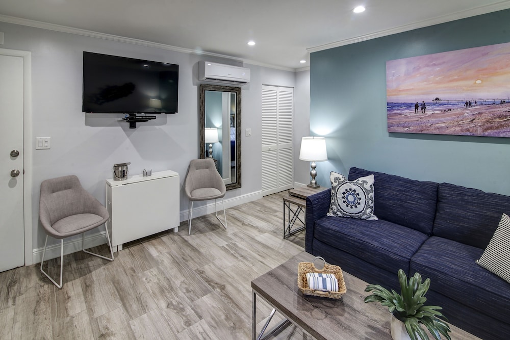 May Dee Suites - photo 10
