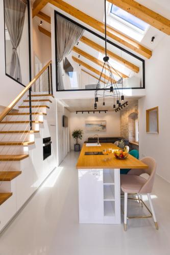 Apartment Nezi — 4-Star Luxury Hotel in Pucisca, Croatia