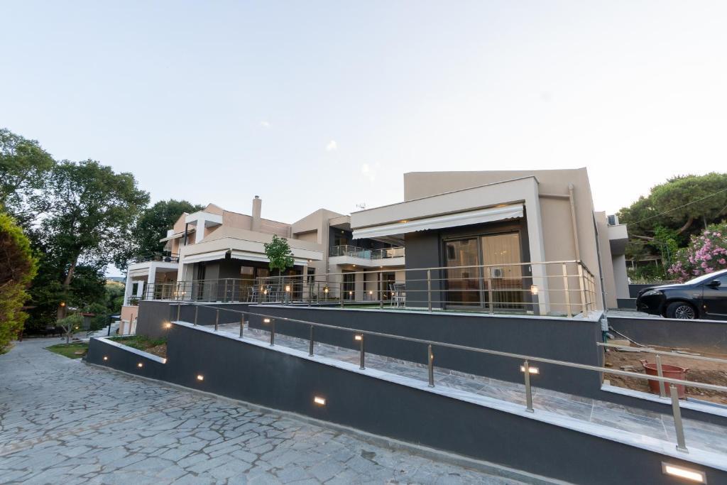 3 Doors Villas — 4-Star Luxury Hotel in Nea Iraklitsa, Greece
