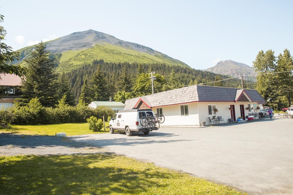 Trailhead Lodging - carbon neutral hotel in Seward