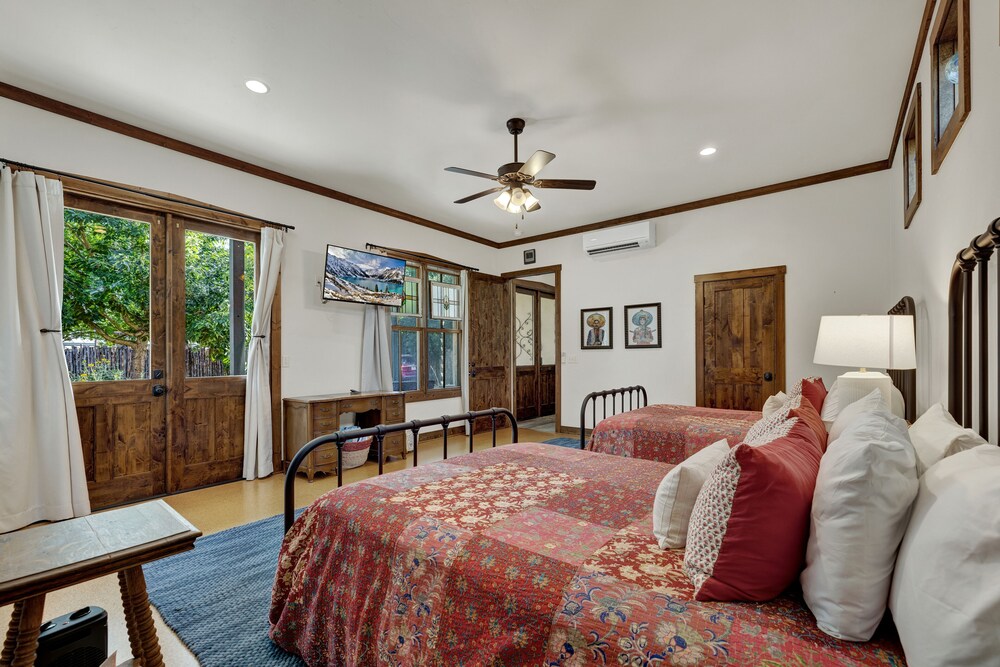 Luxury Craftsman Home With Hot Tub and Firepit 1blk to Main — 4-Star Luxury Hotel in Fredericksburg, United States